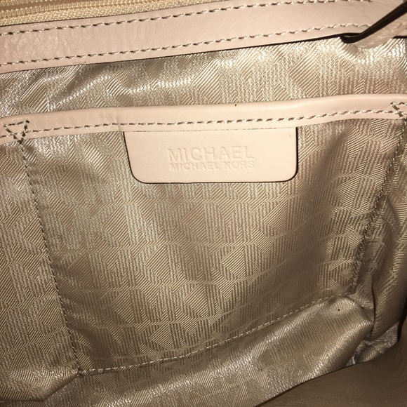 Michael Kors Jet Set Snap Pocket Med Tote & Wallet - Picture 6 of 8